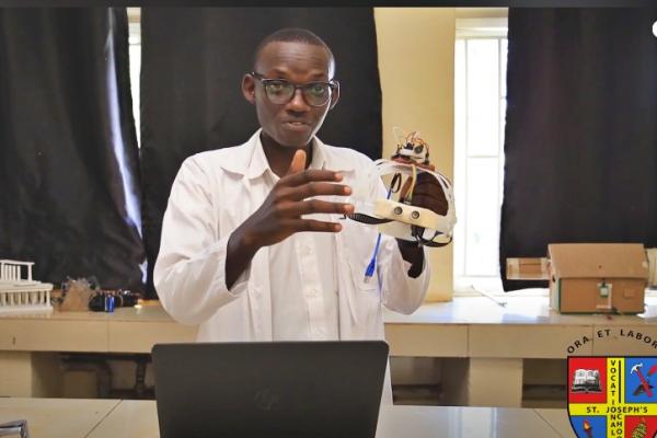 6th Sense: Student Invention to Help the Blind Navigate Safely